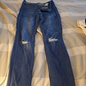 Distressed skinny jeans